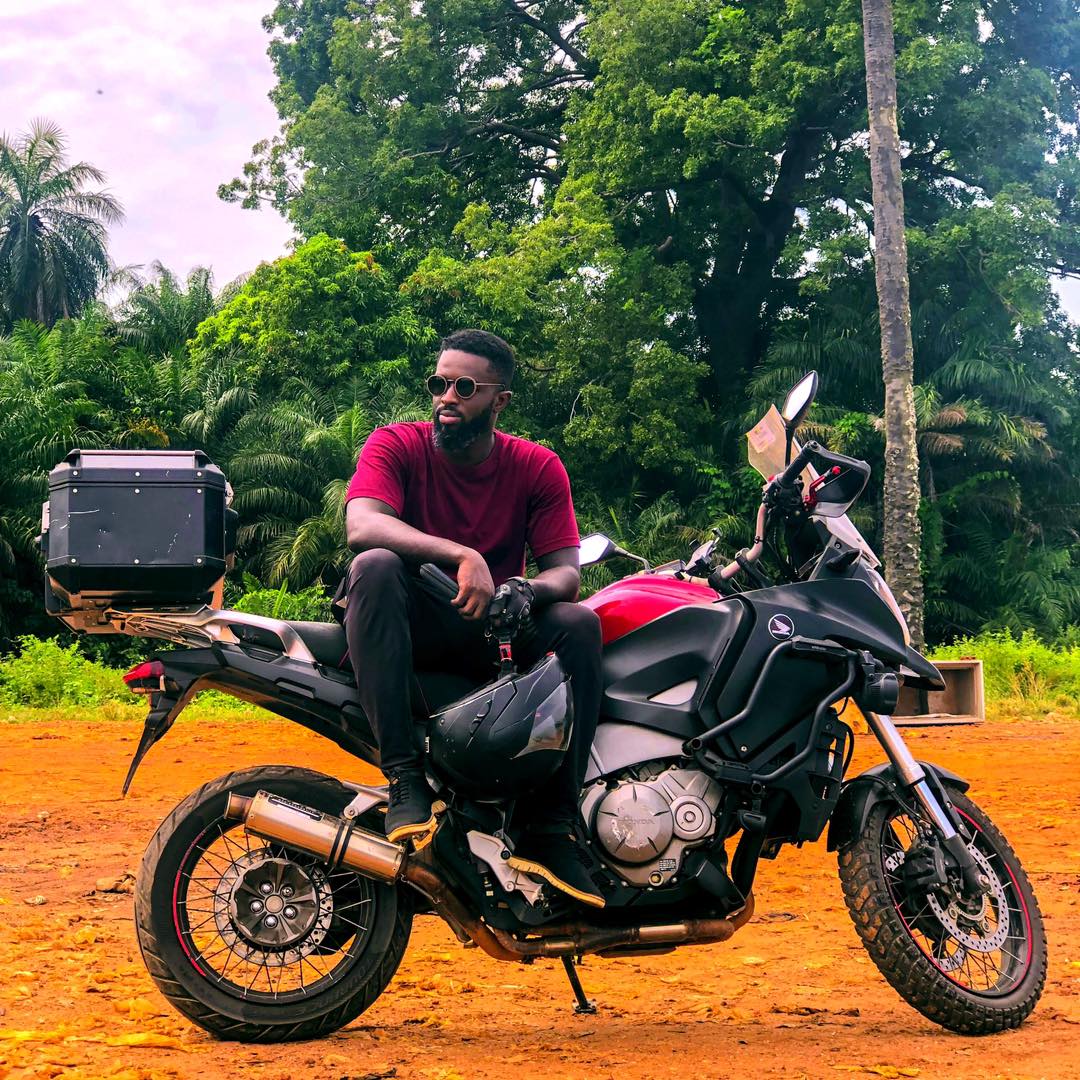 En Guinée Bissau, No face du groupe Maabo s'affiche avec sa moto