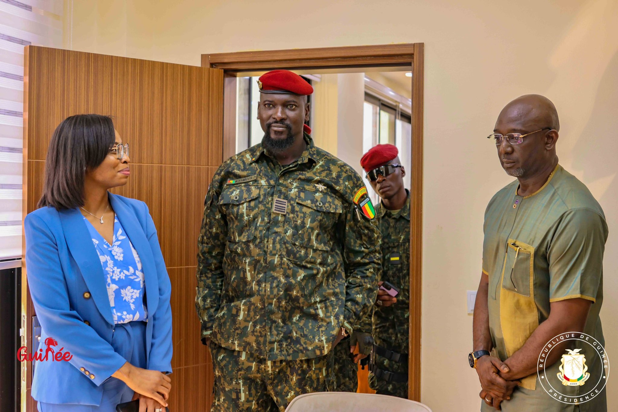 Guinée : Le Colonel Mamadi Doumbouya a effectué des visites surprises dans deux ministères 