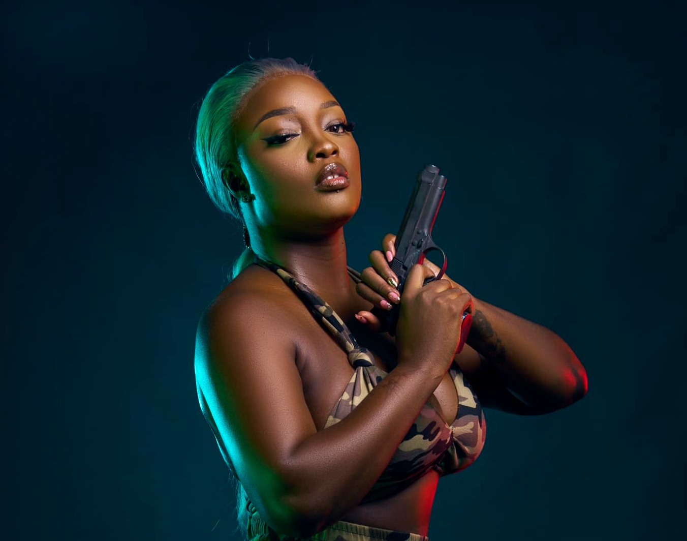 La chanteuse Gabonaise Shan’L  en mode "commando"