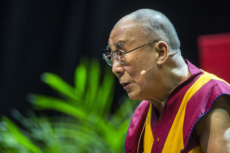 Le Dalaï Lama s'excuse après avoir demandé à un enfant de lui "sucer la langue"