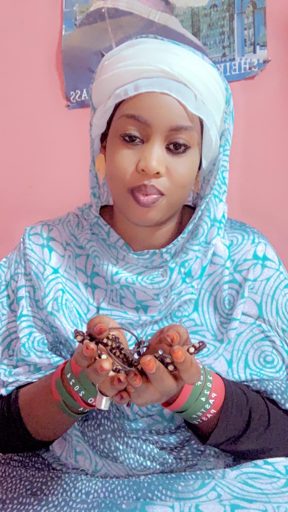  La ravisante patriote Fabaye Ndiaye parle du bracelet : "mom la nara korité. Solouma brodé ni diezner bracelet lay sol "