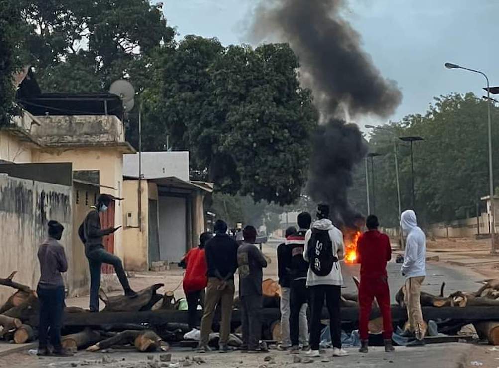 Affrontements à Ziguinchor : Un véhicule de la police brulé