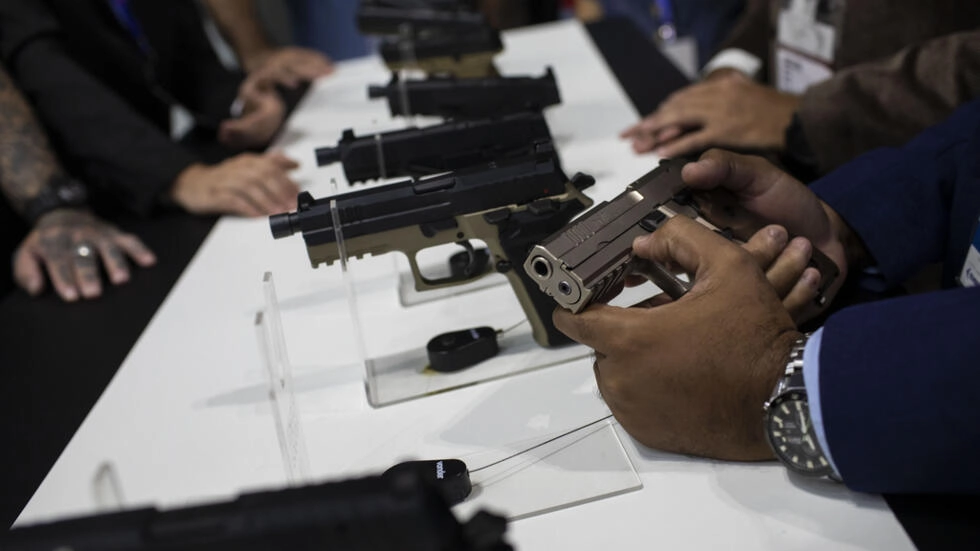 Brésil: le président Lula signe un décret pour limiter l'accès aux armes à feu