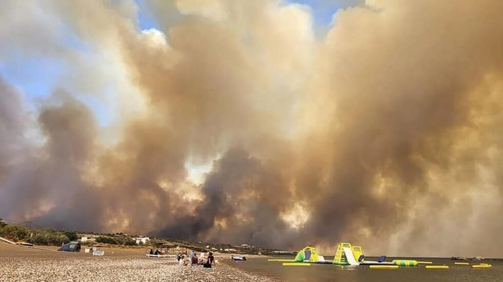 Incendies en Grèce : 30 000 personnes ont quitté les zones menacées