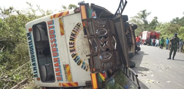 Louga : Un bus se renverse et fait 16 morts