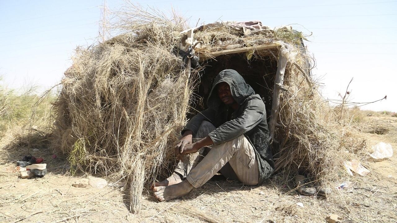 Tunisie: dans le désert, les migrants subsahariens refoulés errent dans des conditions terribles
