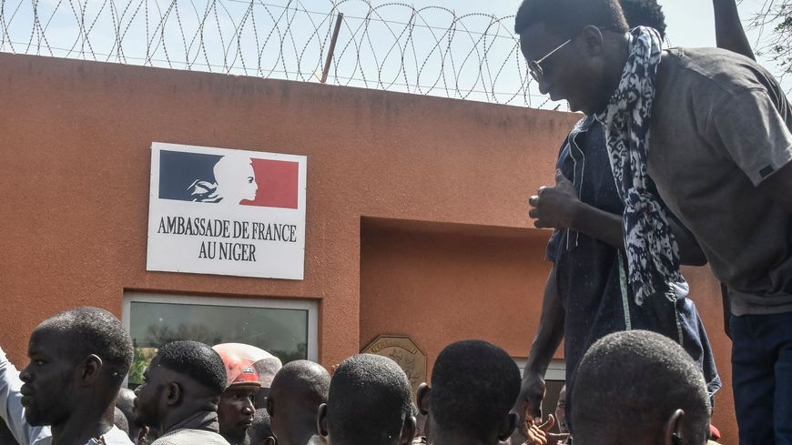 Niger: Paris condamne les violences devant son ambassade