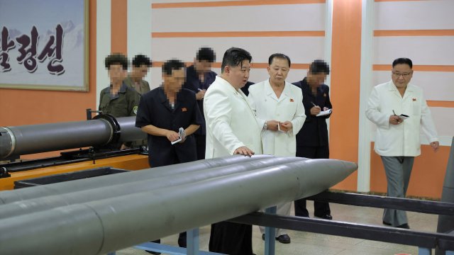 Corée du Nord : Kim Jong-un appelle à intensifier la production de missiles