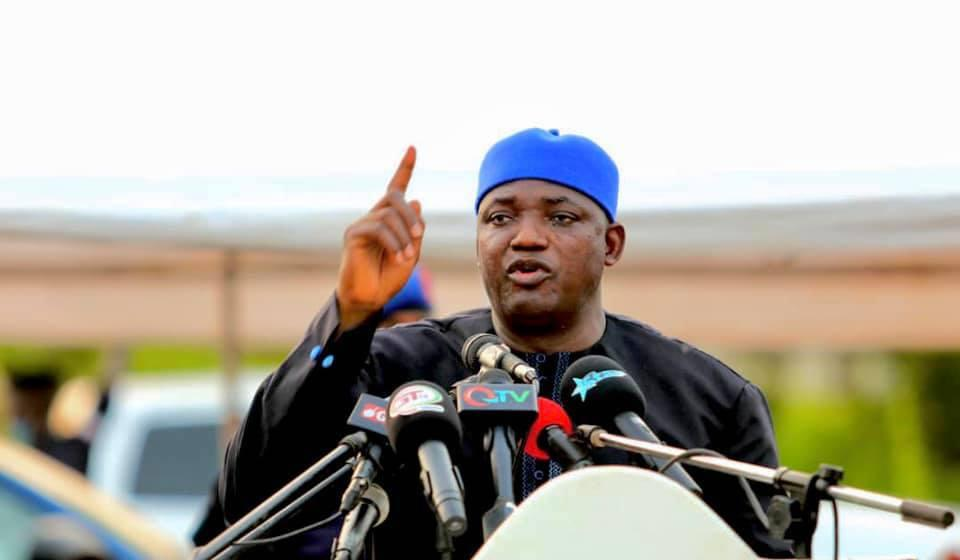  Gambie : Adama Barrow suspend tous les voyages à l'étranger des membres de son gouvernement