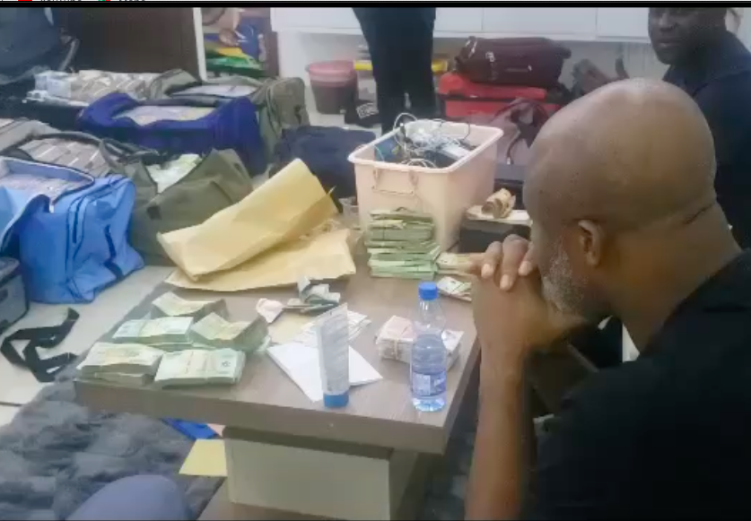 ​Gabon : Des dizaines de milliards de FCFA en liquide retrouvés chez le DIRCAP de Ali Bongo.