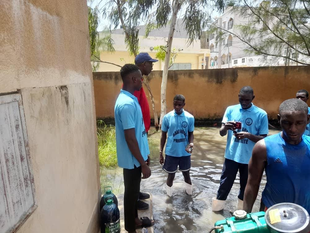 Des écoles de Mbao sous les eaux : Dr Alioune DIOP responsable de l'APR effectue une visite 