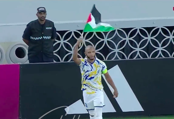 Qatar Stars League : Brahimi marque et célèbre avec le drapeau Palestinien!