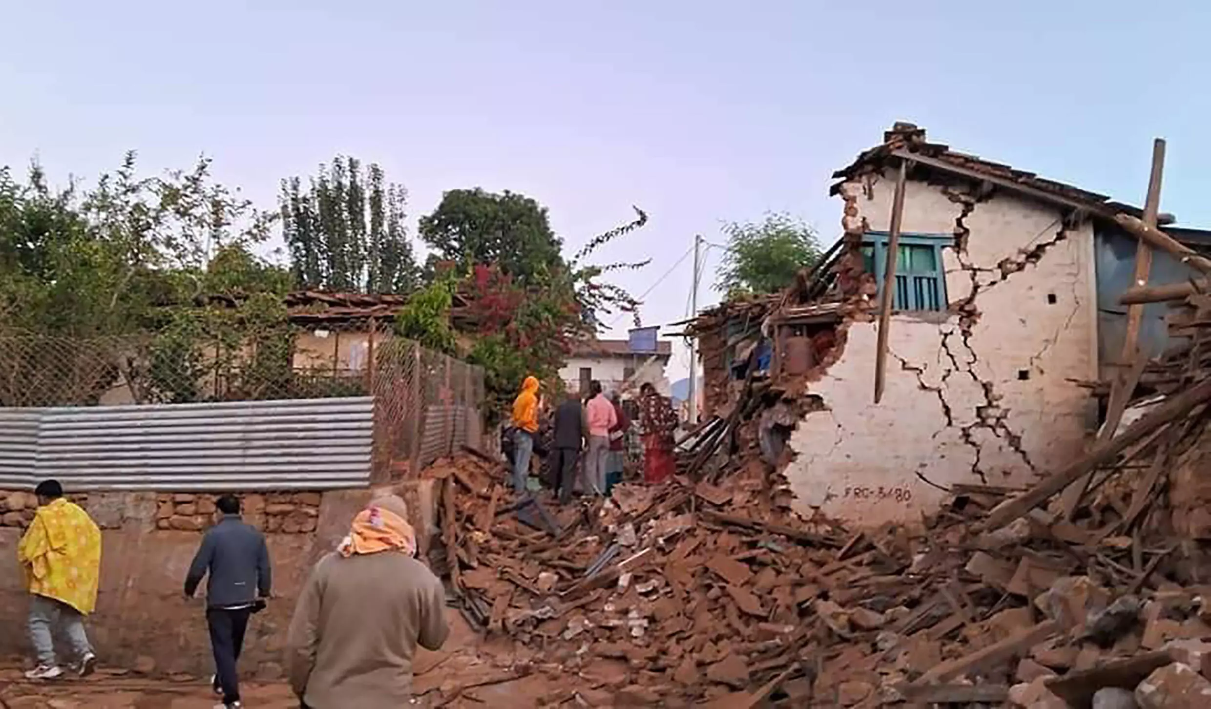 Népal: au moins 130 morts dans un séisme de magnitude 5,6