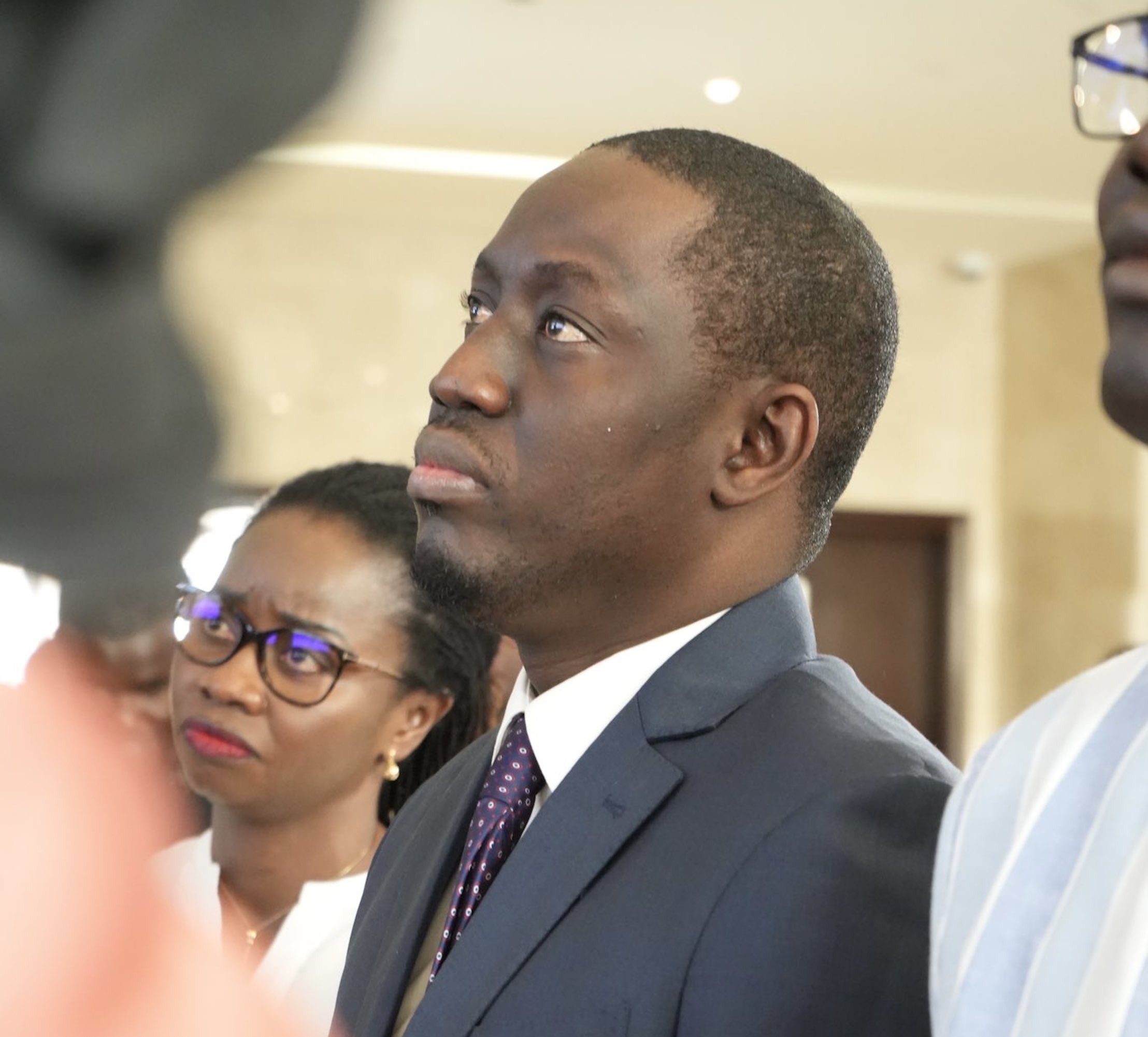 Assemblée : Le chef de cabinet de Pape M. NDOUR pourchassé dans les rues avec sa mallette d’argent