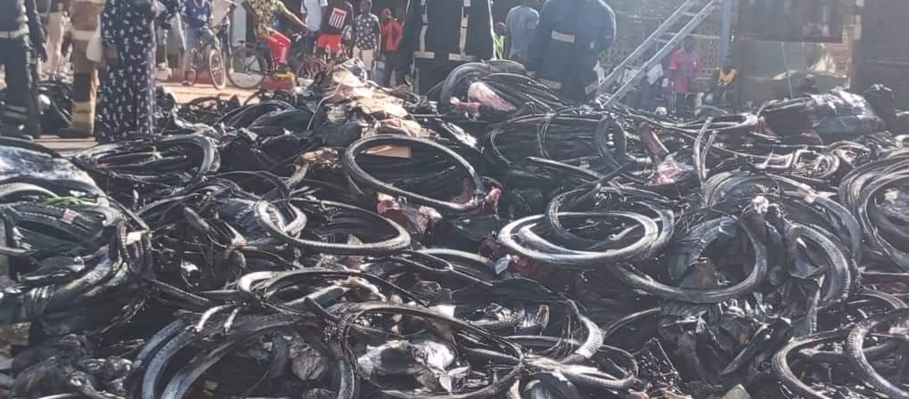 Gambie : Un camion transportant des pneus, des motos...a pris feu à hauteur de Birkama