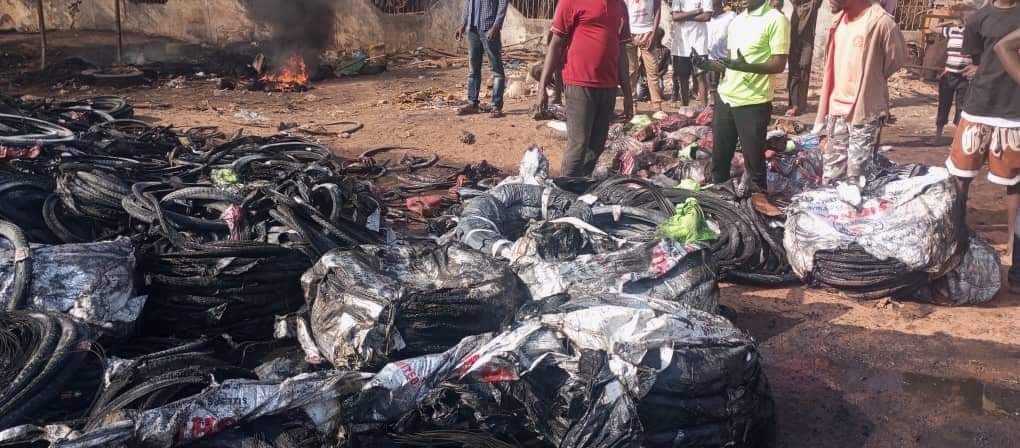 Gambie : Un camion transportant des pneus, des motos...a pris feu à hauteur de Birkama