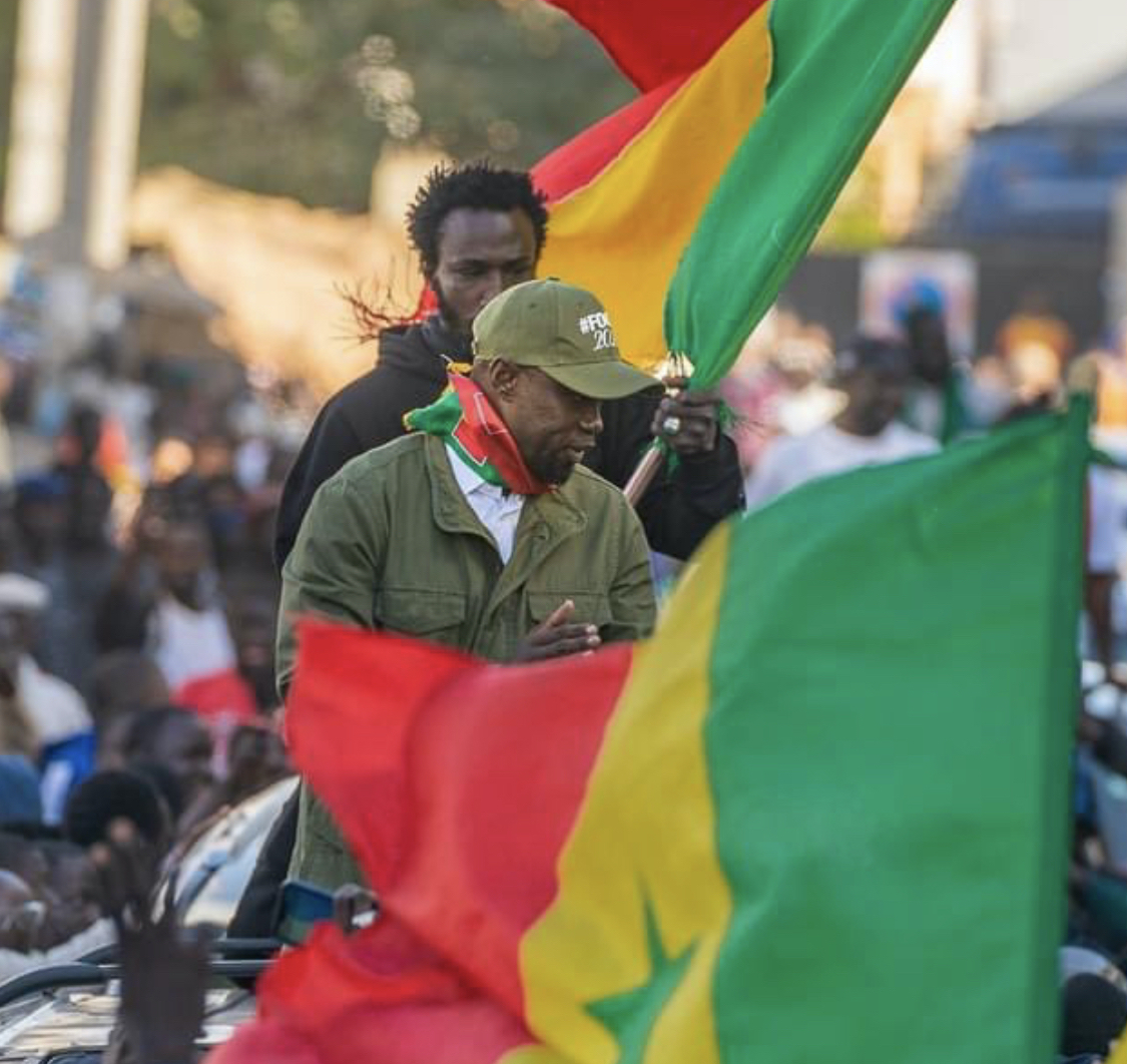 Prison de Rebeuss : Azoura Fall, l'homme qui tient le drapeau derrière Sonko, est "gravement malade"