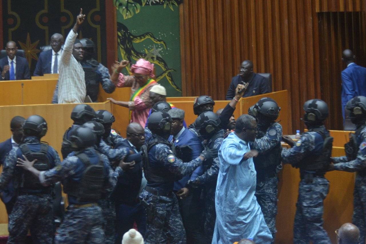 Députés de l’opposition évacués de force pour faire passer une loi : Ces images hideuse de la démocratie sénégalaise