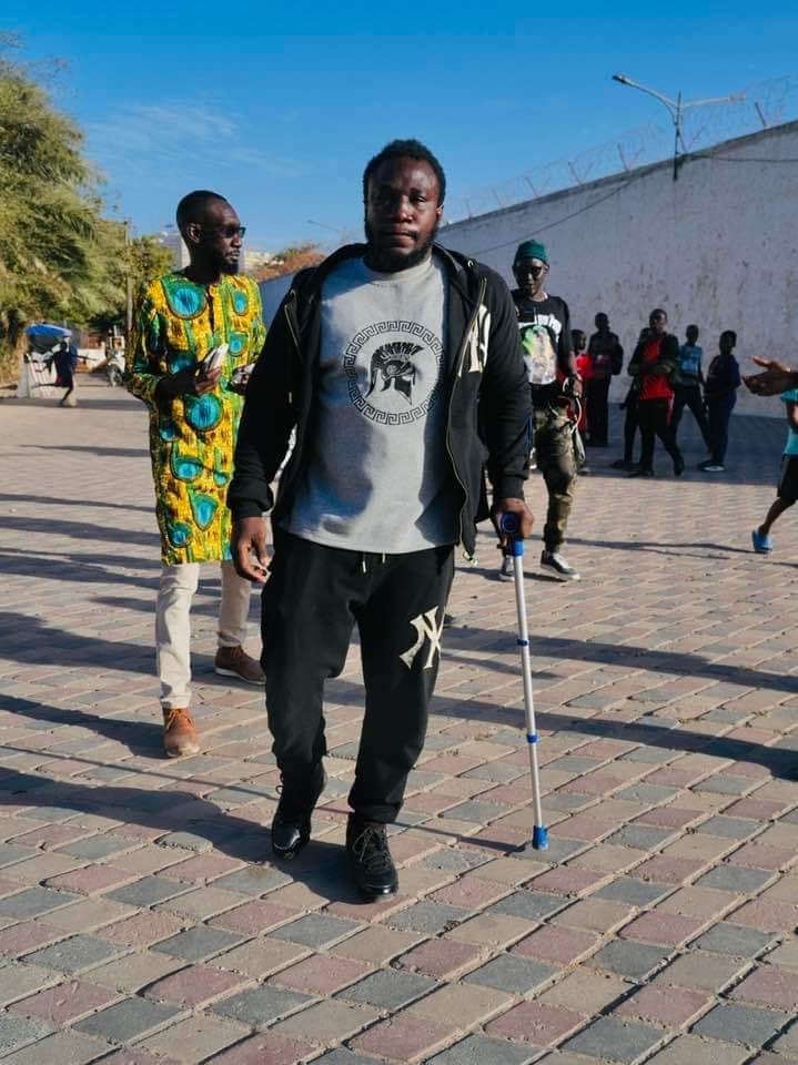 Rebeuss : Azoura Fall, l'homme qui tient le drapeau derrière Sonko, est libre !!!