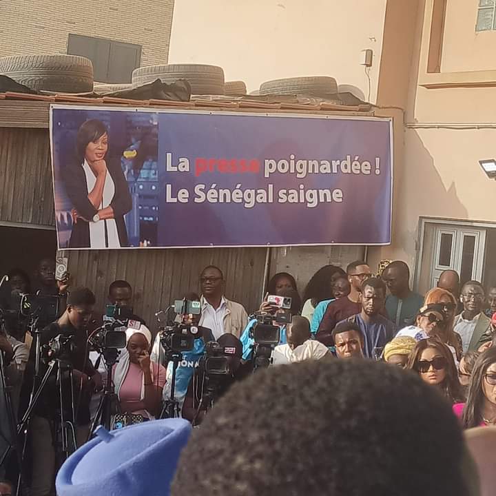 Une forte mobilisation devant les locaux de la 7TV contre l'agression de Maïmouna Ndour Faye