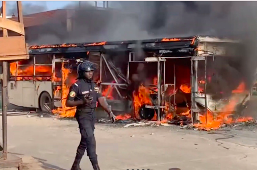 Un bus DDD incendié par des jeunes à Pikine : La société nationale suspend provisoirement sa ligne dans la banlieue
