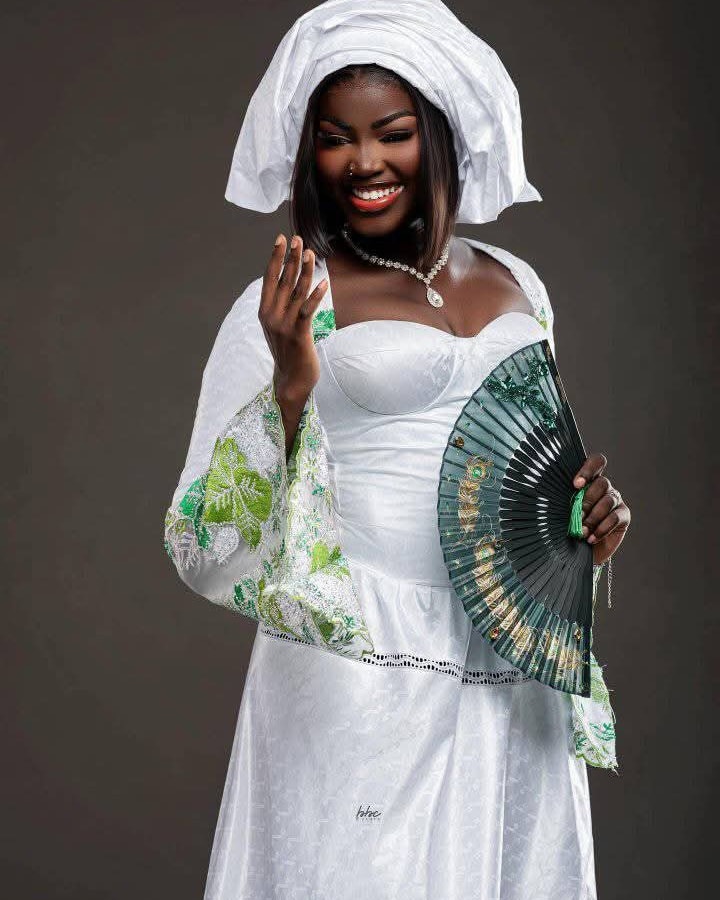 L’éventail de Fatou Ndiaye, l’accessoire parfait pour un été stylé