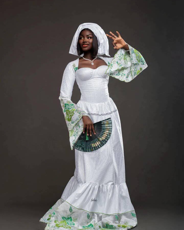 L’éventail de Fatou Ndiaye, l’accessoire parfait pour un été stylé
