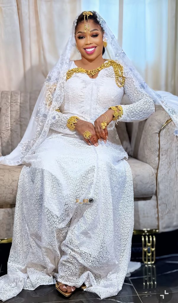 Touba : la vendeuse de « xessal » Mame Ndiaye exhibe bijoux et somptueuse demeure