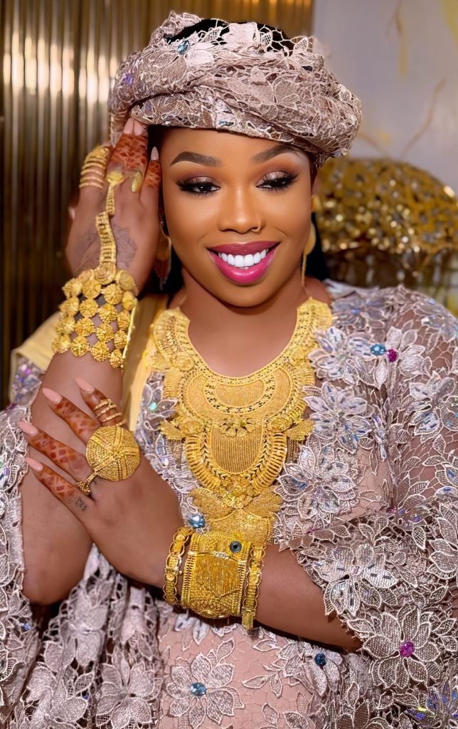 Touba : la vendeuse de « xessal » Mame Ndiaye exhibe bijoux et somptueuse demeure