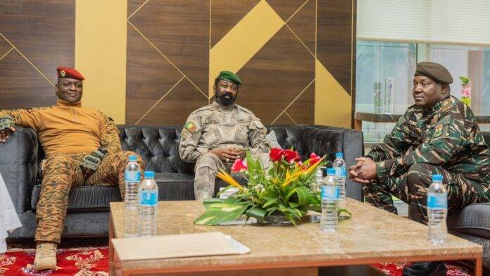  « Soldats, partez avant le prochain coup d’État ! » (Mouvement DJONE )