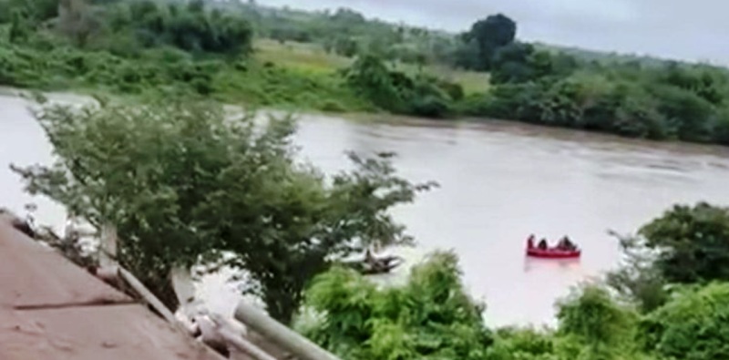 Bénin: un mort et 44 disparus après la chute d'un bus dans le fleuve Ouémé