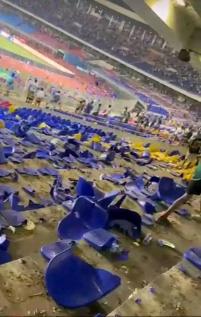 Violences au Stade des Martyrs : les supporters congolais détruisent des sièges après la défaite face au Sénégal