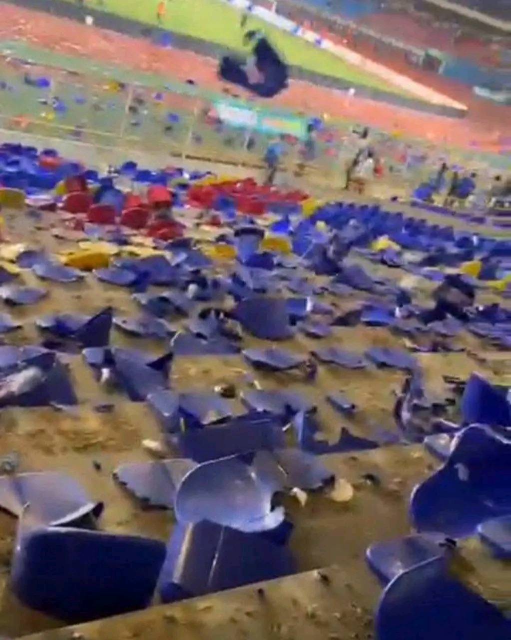 Violences au Stade des Martyrs : les supporters congolais détruisent des sièges après la défaite face au Sénégal