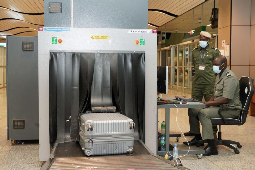 AIBD :les images de la saisie spectaculaire de 32 kg de haschich dissimulés dans des valises