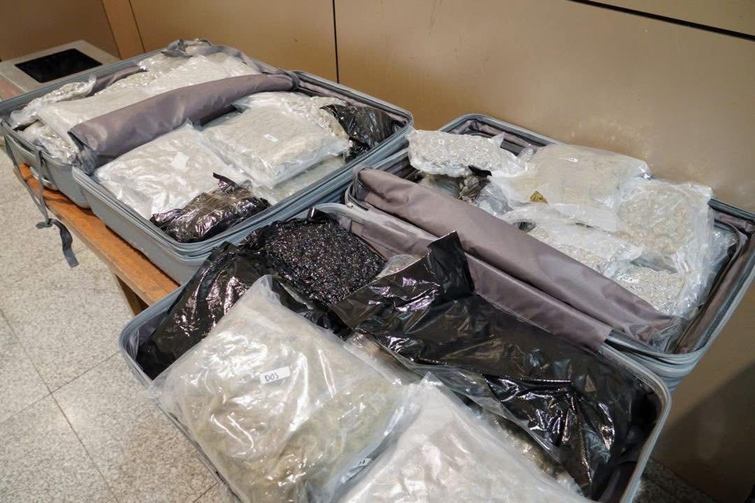 AIBD :les images de la saisie spectaculaire de 32 kg de haschich dissimulés dans des valises