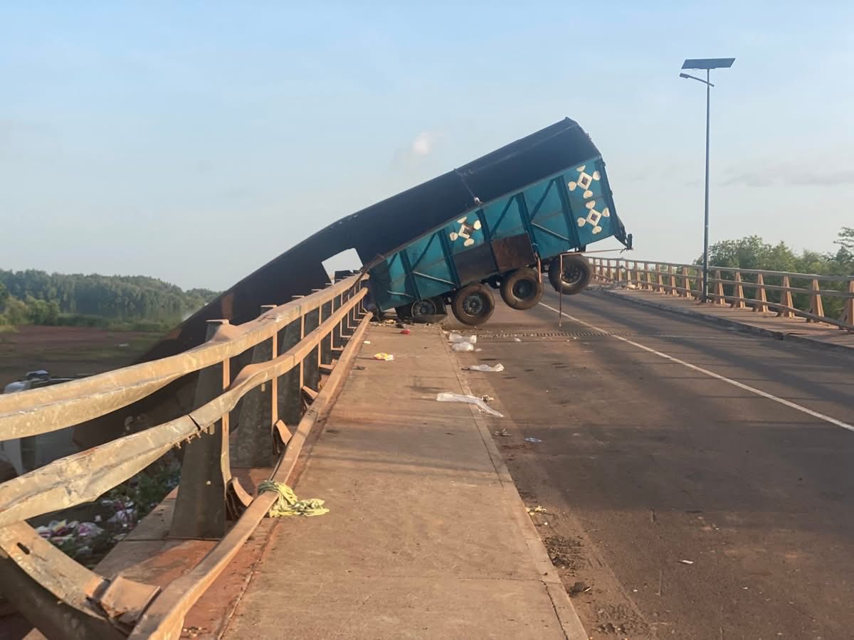 Pont de Farafeni : un camion dérape et reste en équilibre au-dessus du fleuve