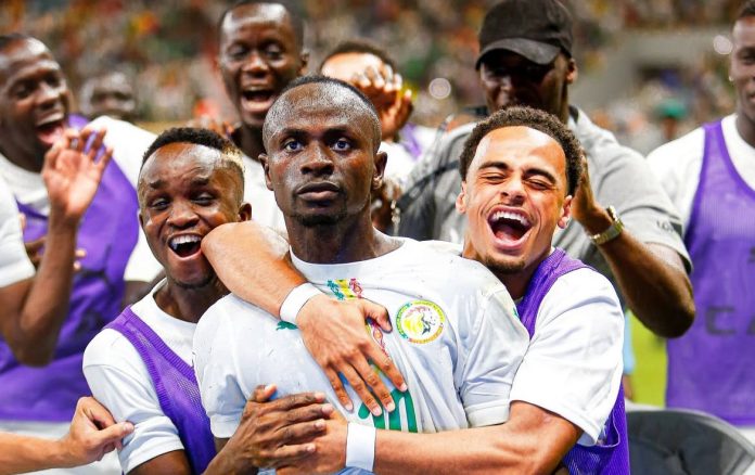 Sadio Mané libère le Sénégal : doublé et qualification devant le Président Diomaye 