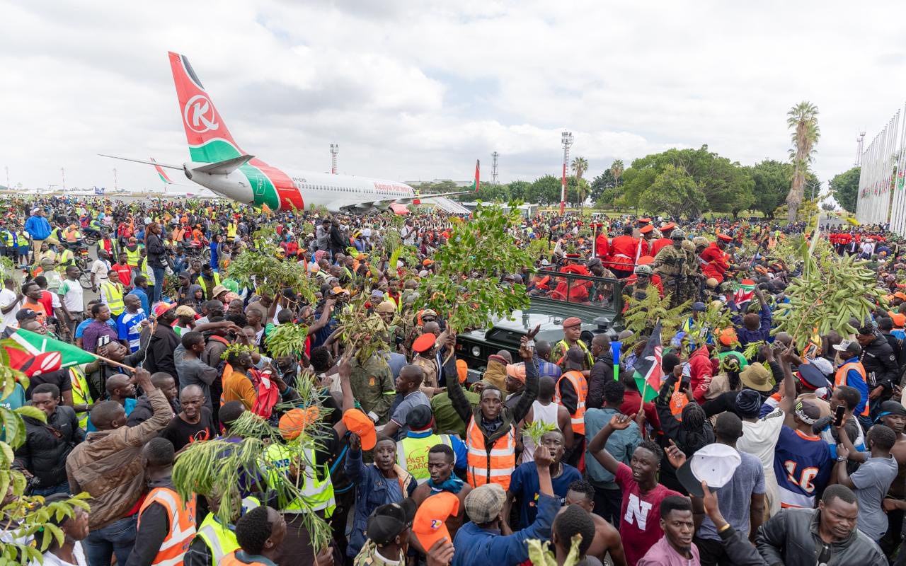 Panique au stade Kasarani : chaos lors de l’exposition de la dépouille de Raila Odinga
