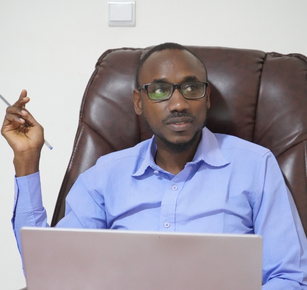 La promotion de la médiocrité a désaxé le débat d’idées (Par Nicolas Silandibithe Bassène)