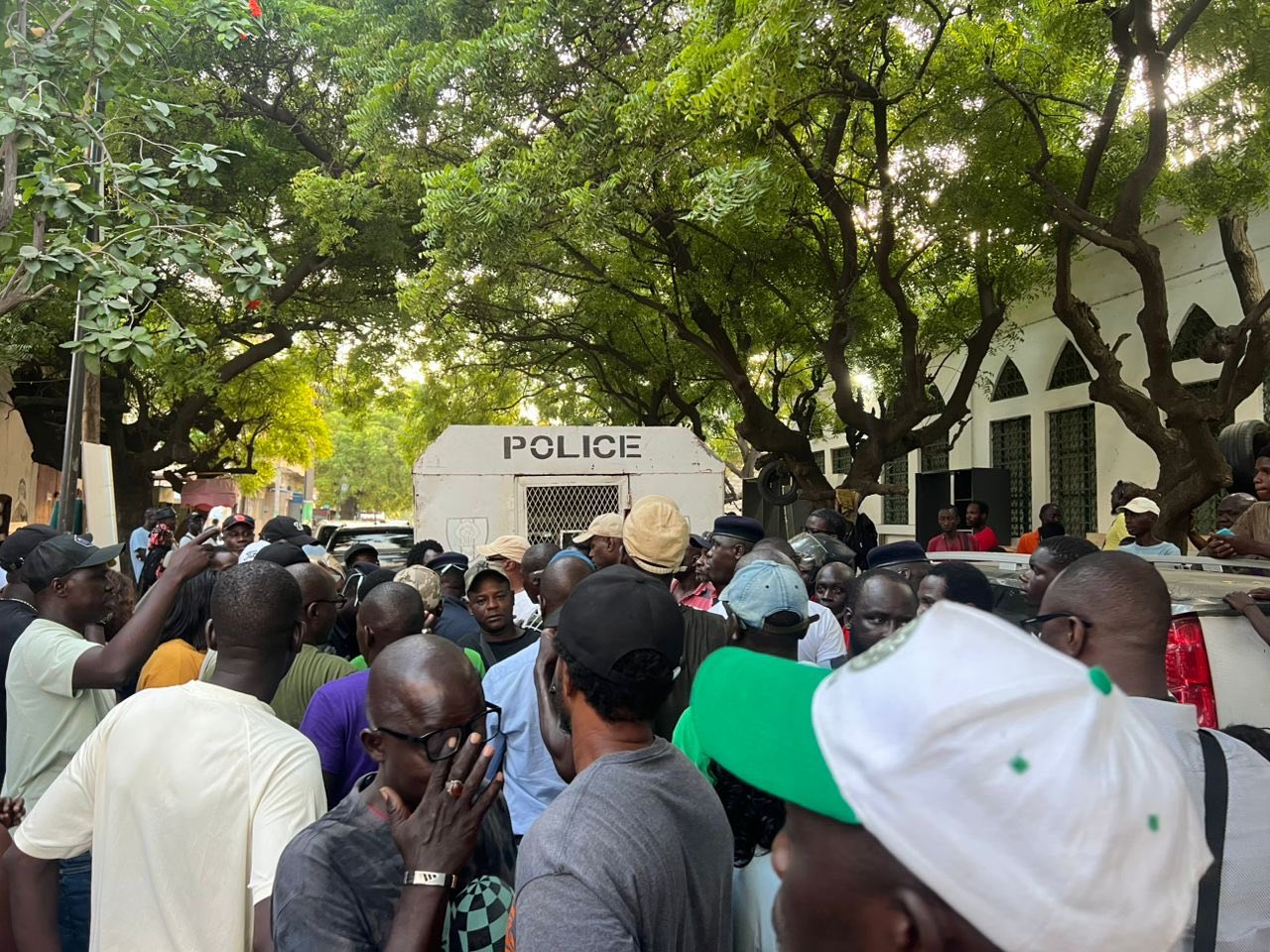 Médina : la police interrompt la mobilisation de Barthélémy Dias