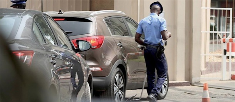 Terrorisme: Les démineurs font exploser un colis suspect, au centre-ville