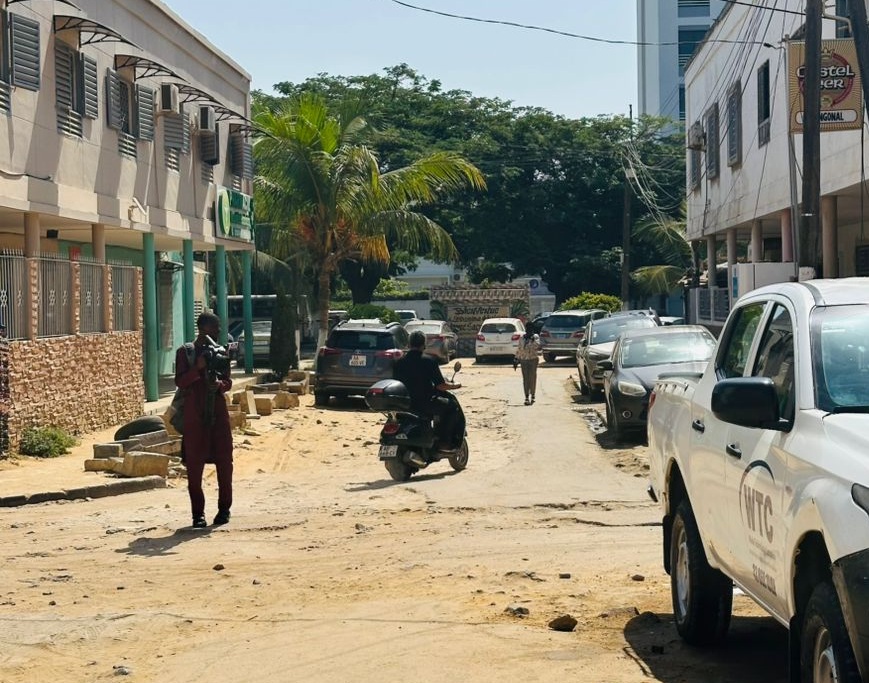 Routes défoncées, eaux stagnantes, maladies, accidents : le maire de Mermoz-Sacré Cœur attaque l’État et l’entreprise Henan Chine