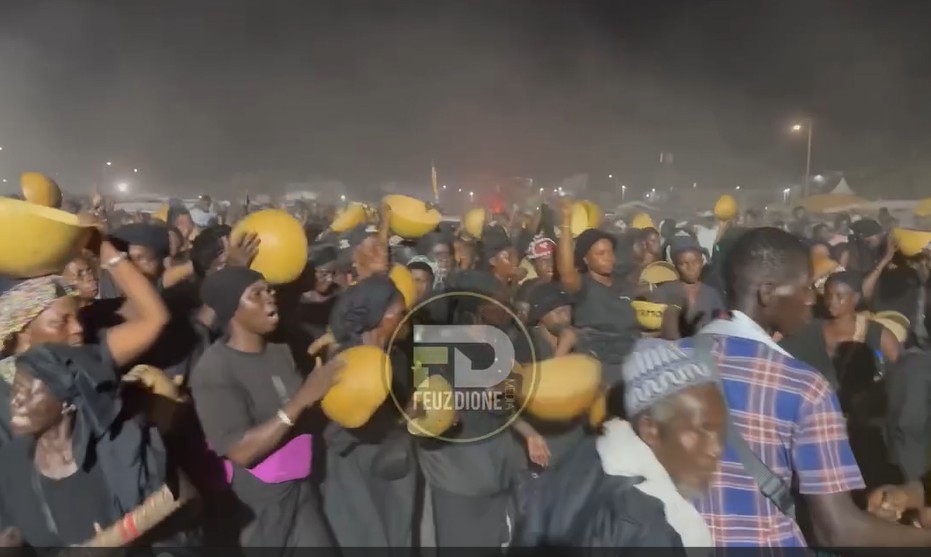 Téra Meeting : les gardiennes du Bois Sacré de Casamance « nettoient » spirituellement le parking du stade LSS
