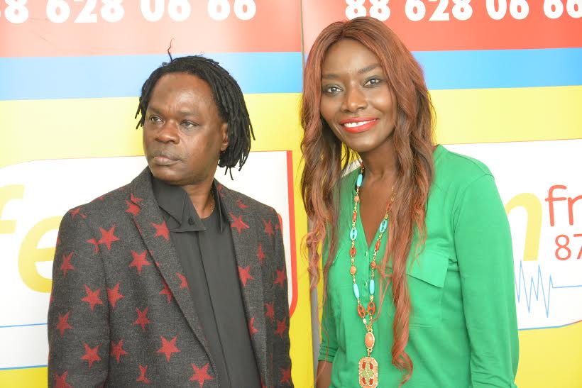 Baba Maal visite la radio de Coumba Gawlo  Seck