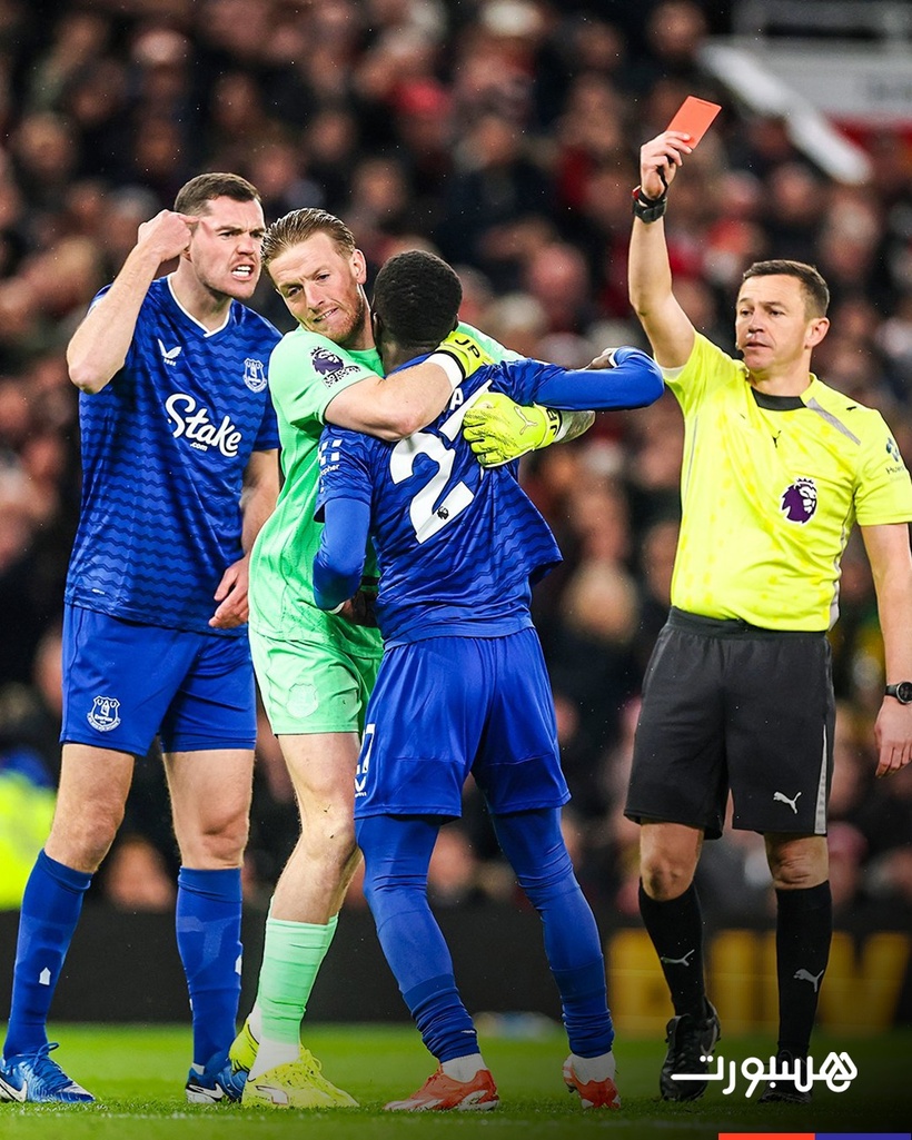 Premier League : Idrissa Gueye expulsé après avoir giflé son coéquipier, Moyes vole à son secours