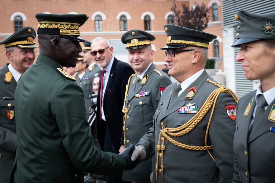 Coopération militaire : le général Mbaye Cissé en visite officielle en Autriche