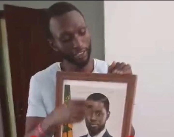 Saint-Louis : un jeune arrêté après avoir déchiré la photo officielle du Chef de l’État