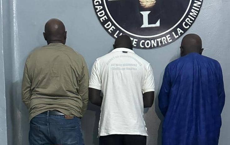 Saisie d’un million de dollars en faux billets : trois hommes arrêtés, dont un ex-agent de police