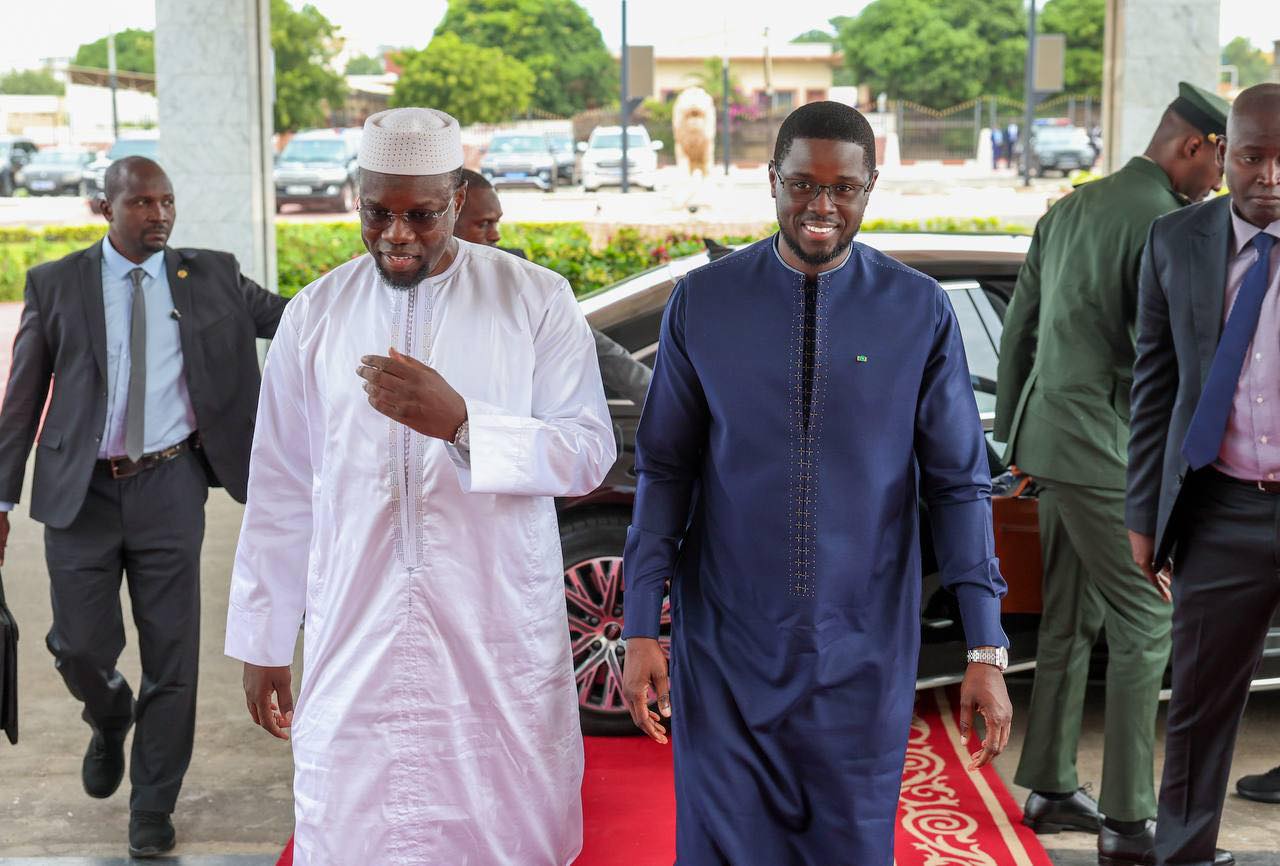 Départ du Président pour Abidjan : Diomaye et Sonko côte à côte, la thèse du conflit politique s’effrite
