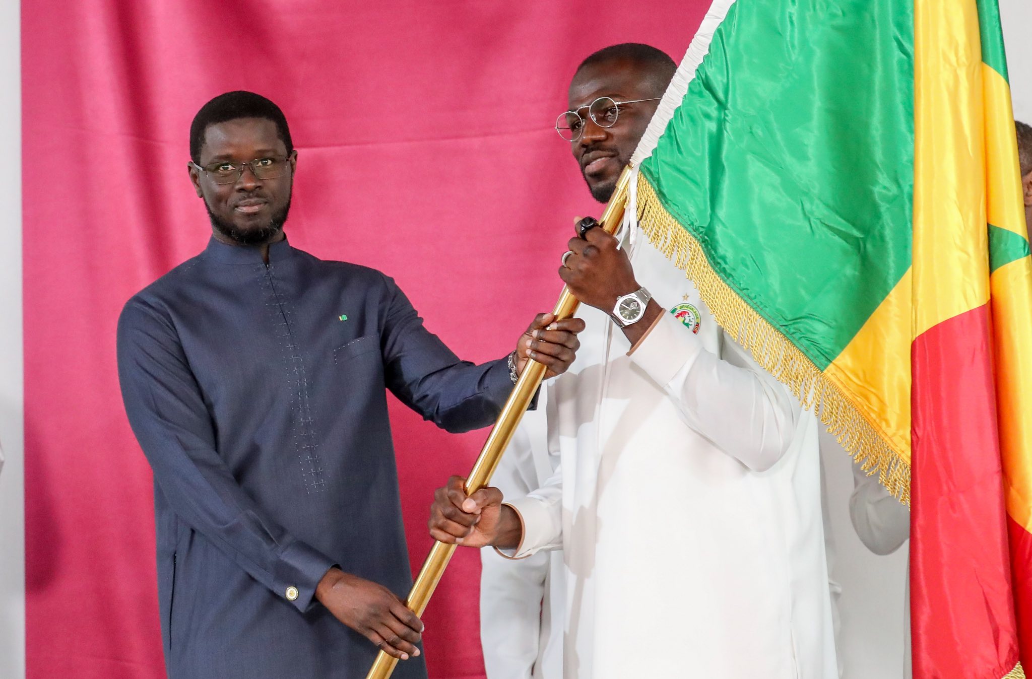 CAN Maroc 2025 : Bassirou Diomaye Faye remet le drapeau national aux Lions